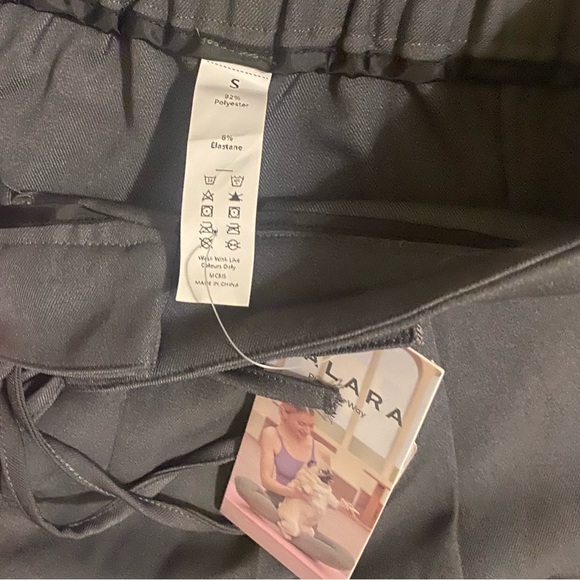 Halara High Waisted Drawstring Zipper Side Pocket Plain Casual Shorts 3'' - Picture 3 of 7